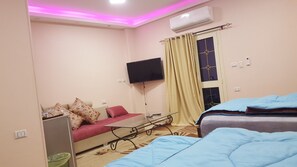 Comfort-Vierbettzimmer, 2 Queen-Betten, Bergblick | Individuell dekoriert, laptopgeeigneter Arbeitsplatz