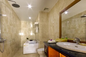 Suite (Landmark) | Badezimmer | Kostenlose Toilettenartikel, Haartrockner, Hausschuhe, Bidet