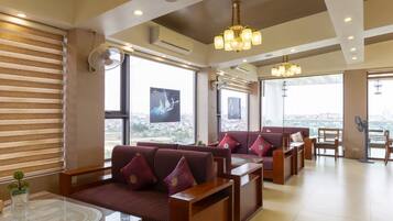 Se sirven desayunos, almuerzos, cenas y cocina local e internacional