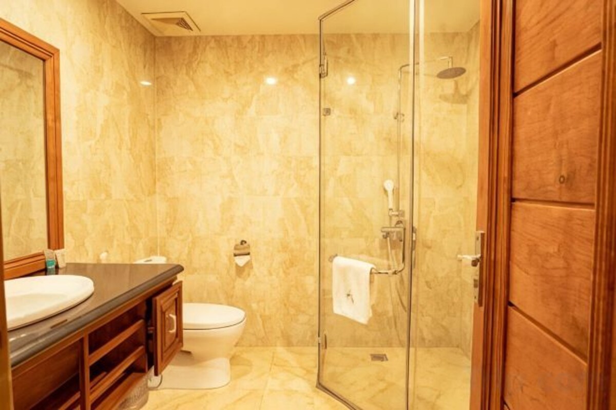 Gratis toiletartikelen, een haardroger, pantoffels, een bidet