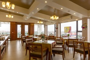 Frühstück, Mittagessen, Abendessen, lokale und internationale Küche 