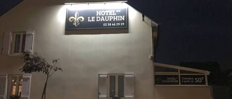 A hotel named "HOTEL LE DAUPHIN" with a contact number.