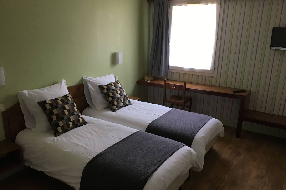 twin room | desk, iron/ironing board, free wifi, bed sheets