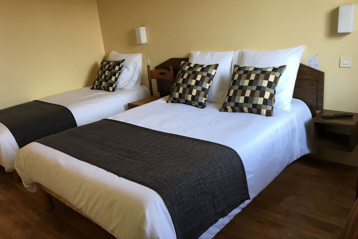 Dreibettzimmer | Schreibtisch, Bügeleisen/Bügelbrett, kostenloses WLAN, Bettwäsche