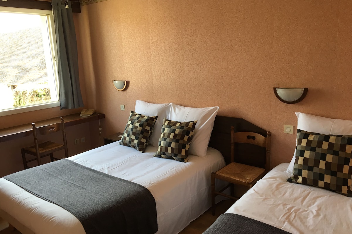triple room | desk, iron/ironing board, free wifi, bed sheets