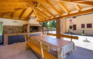 Outdoor dining - Nice apartment in Veprinac with WiFi (Veprinac)