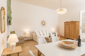 Apartemen (Cleaning Fee Included) | Makan di kamar
