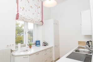 アパートメント (Cleaning Fee Included) | 専用キッチン | 冷蔵庫、電子レンジ、オーブン、コンロ