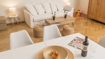 Apartment (Cleaning Fee Included) | Essbereich im Zimmer