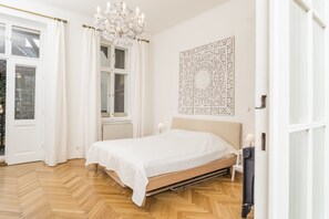 アパートメント (Cleaning Fee Included) | 1 室のベッドルーム、客室ごとに異なる装飾、客室ごとに異なるインテリア、デスク