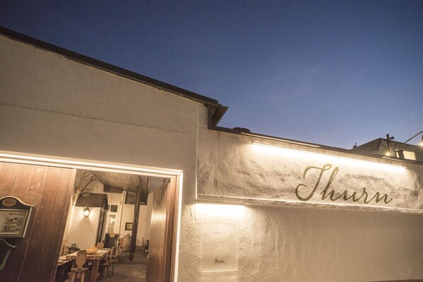 تفاصيل الفندق من الخارج