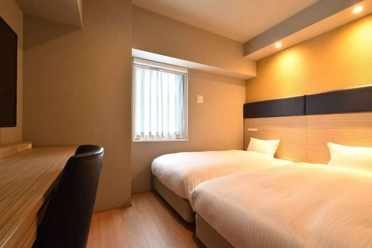 Edredón, escritorio, cortinas blackout y wifi gratis
