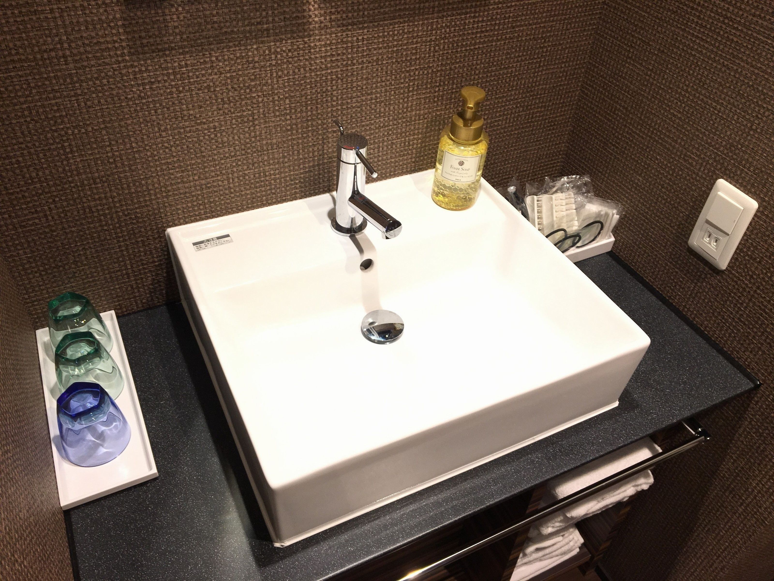 executive family room, non smoking | bathroom | combined shower/bathtub, deep-soaking bathtub, free toiletries