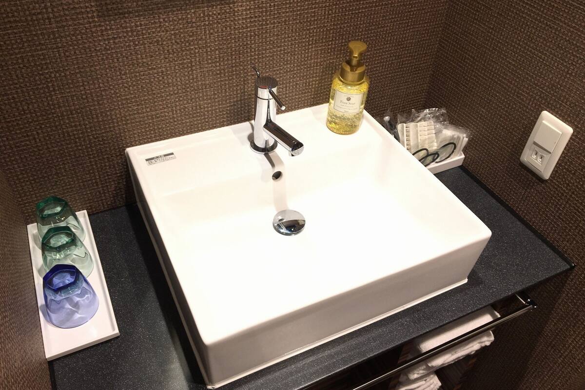 executive family room, non smoking | bathroom | combined shower/bathtub, deep-soaking bathtub, free toiletries