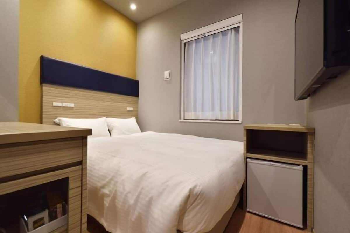 Edredón, escritorio, cortinas blackout y wifi gratis