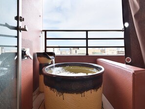 Superior tweepersoonskamer, niet-roken | Badkamer | Een bad/douchecombinatie, een diep bad, gratis toiletartikelen