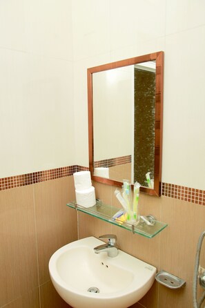 Shower, free toiletries, hair dryer, slippers - Chau Duy Khanh Hotel (Hanoi)