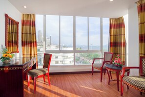 豪華雙床房, 海景, 海濱 | 客房內保險箱、書桌、免費無線上網、床單