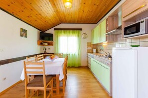 Dining - Holiday apartment with barbecue, air conditioning and WLAN (Crikvenica)