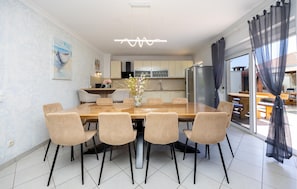 Dining - Nice home in Kastel Luksic with sauna (Kastel Luksic)
