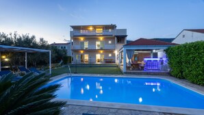 Pool - Nice home in Kastel Luksic with sauna (Kastel Luksic)