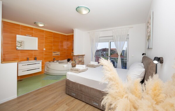 7 bedrooms, travel crib, free WiFi, bed sheets
