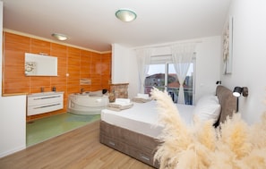 7 bedrooms, travel cot, free WiFi, bed sheets - Nice home in Kastel Luksic with sauna (Kastel Luksic)