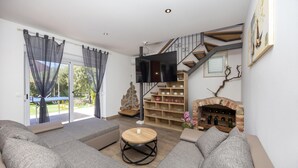 TV, fireplace, DVD player, foosball - Nice home in Kastel Luksic with sauna (Kastel Luksic)
