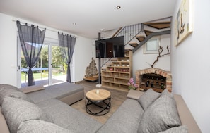 TV, fireplace, DVD player, table football - Nice home in Kastel Luksic with sauna (Kastel Luksic)