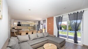 TV, fireplace, DVD player, foosball - Nice home in Kastel Luksic with sauna (Kastel Luksic)