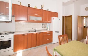 Fridge, stovetop
