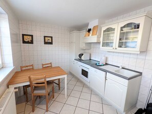 Een koelkast, een magnetron, een oven, een vaatwasser