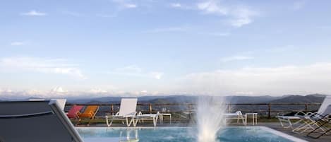 Una piscina al aire libre de temporada (de 09:00 a 18:00), sombrillas