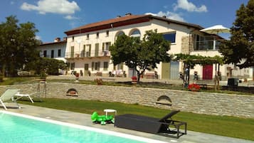 Een seizoensgebonden buitenzwembad en parasols bij het zwembad