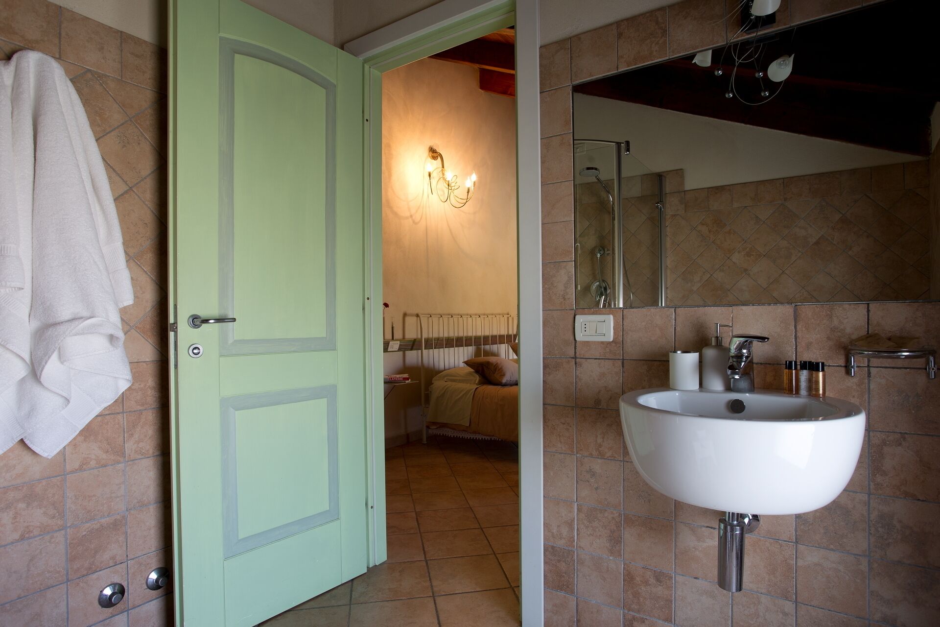 Standard-Doppelzimmer, Blick auf den Weinberg | Badezimmer | Dusche, kostenlose Toilettenartikel, Haartrockner, Bidet