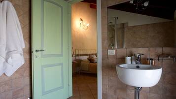 Standard-Doppelzimmer, Blick auf den Weinberg | Badezimmer | Dusche, kostenlose Toilettenartikel, Haartrockner, Bidet