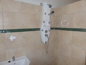 Free toiletries, towels - Tshedza Guest House (Pretoria)