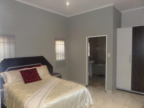 Estudio (King) | Minibar, escritorio, ropa de cama