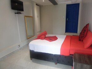 Frigobar, escrivaninha, roupa de cama