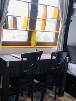 Minibar, escritorio, sistema de insonorización y wifi gratis