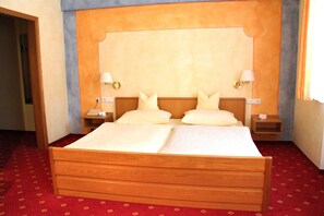 1 bedroom, desk, travel cot, WiFi - Double Room 1 - Hotel Garni Goldener Schwan (Bad Windsheim)