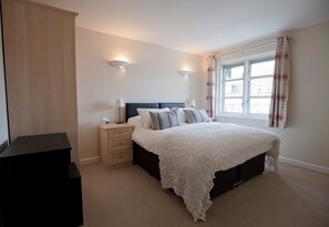 City Apartment, 2 Bedrooms, Non Smoking, City View | 2 bedrooms, individually decorated, individually furnished, desk