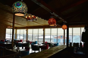 Café da manhã com buffet grátis todos os dias