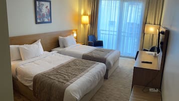 ダブルまたはツインルーム | 高級寝具、デスク、防音設備、WiFi (無料)