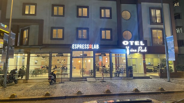 Un edificio con dos escaparates visibles: ESPRESSOLAB y OTEL.