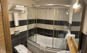 Habitación con 1 cama doble o 2 individuales | Baño | Artículos de higiene personal gratuitos, secador de pelo y albornoces