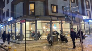Un edificio con un escaparate que dice "EXPRESS LUB" y un cartel de "ZELBEL" al fondo.