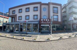 Un hotel llamado 'OTEL Almina Park' con un escaparate que indica 'ESPRESSO LAB'.