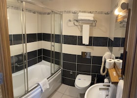 Artículos de higiene personal gratuitos, secador de pelo y albornoces