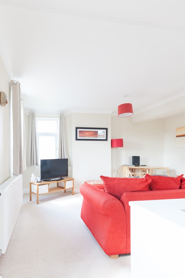 Appartement Confort, 1 chambre, vue ville | Salle de séjour | Télévision à écran plat de 42 pouces avec chaînes numériques, télévision